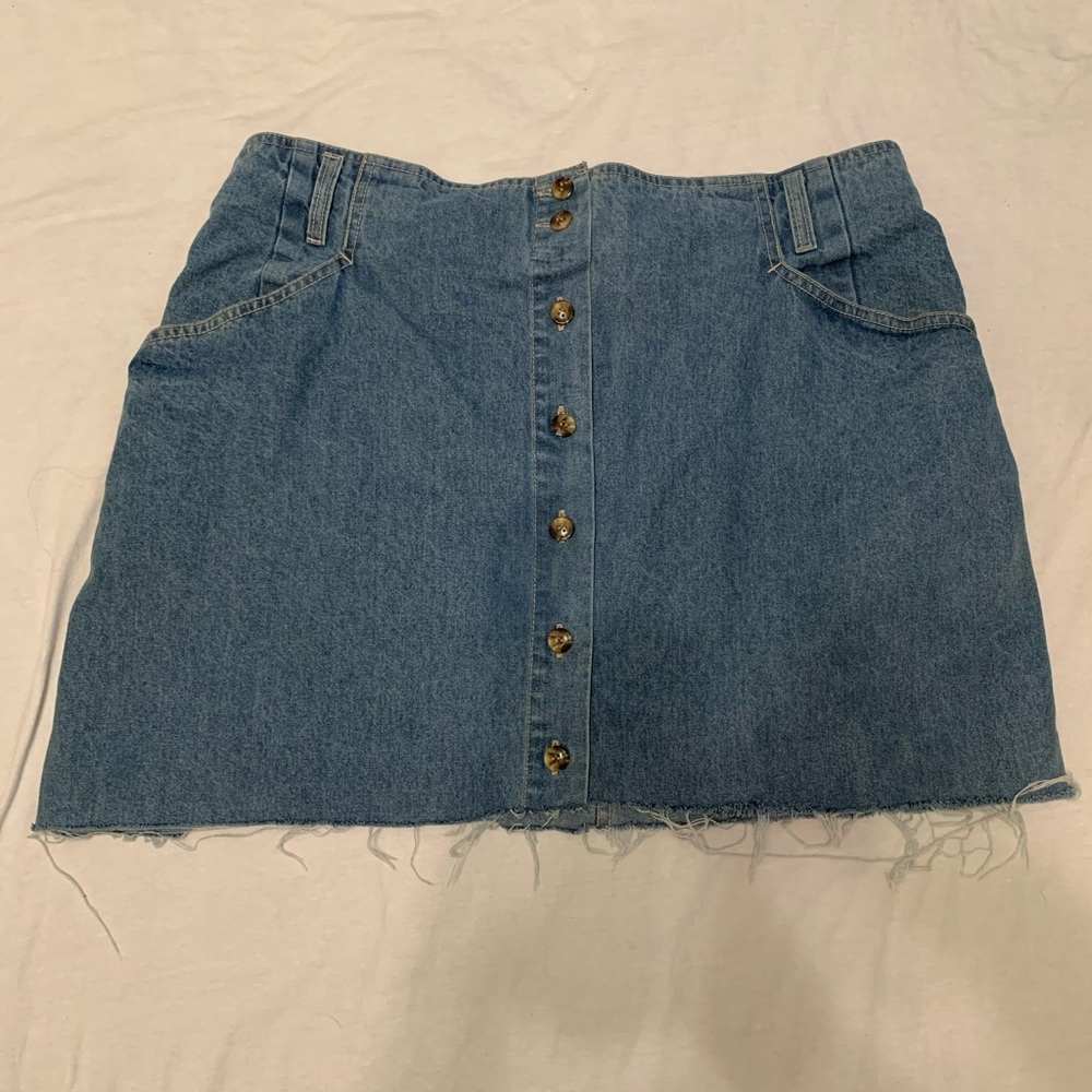 Vintage mini skirt with button details!